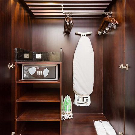 Radisson Blu Kochi Hotel Buitenkant foto A hotel room wardrobe with a safe