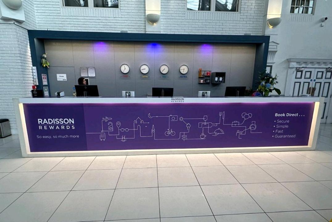 Radisson Blu Kochi Hotel Buitenkant foto The Radisson Rewards desk at the Radisson Blu Hotel, Brussels Airport