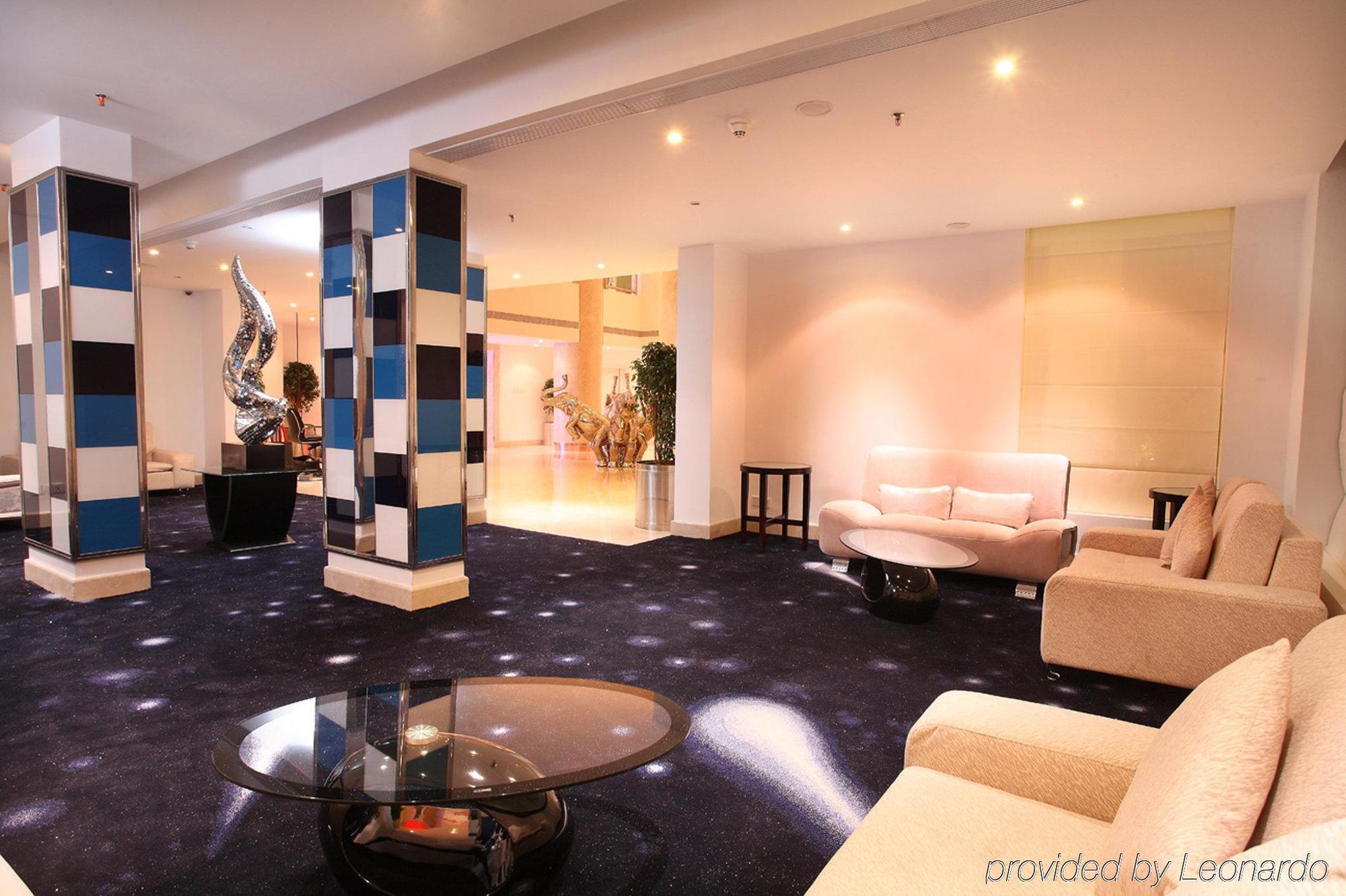 Radisson Blu Kochi Hotel Interieur foto The lobby of the hotel
