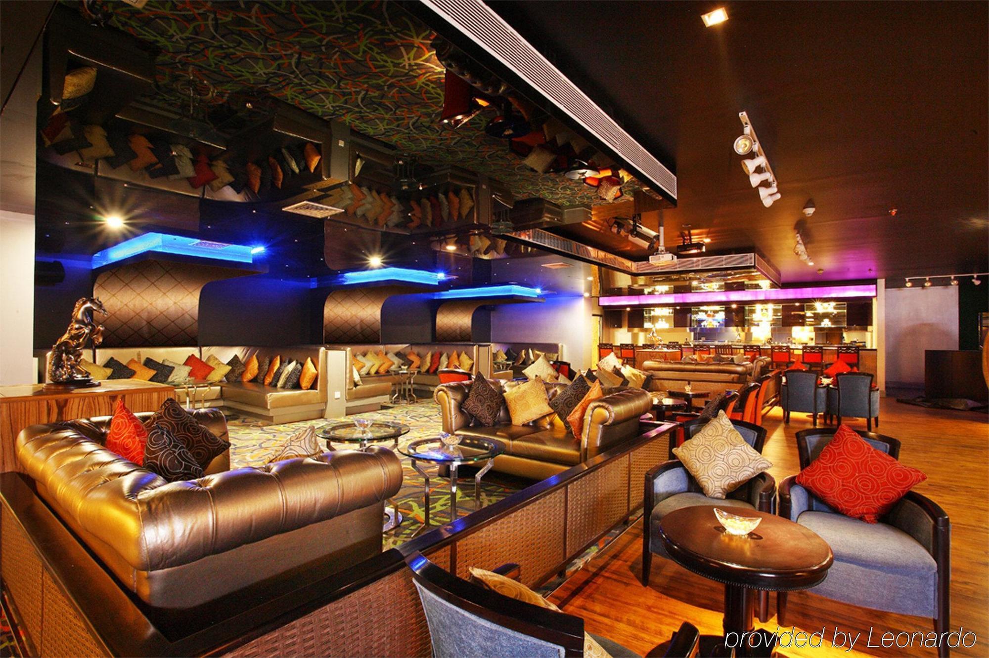 Radisson Blu Kochi Hotel Interieur foto The interior of the restaurant