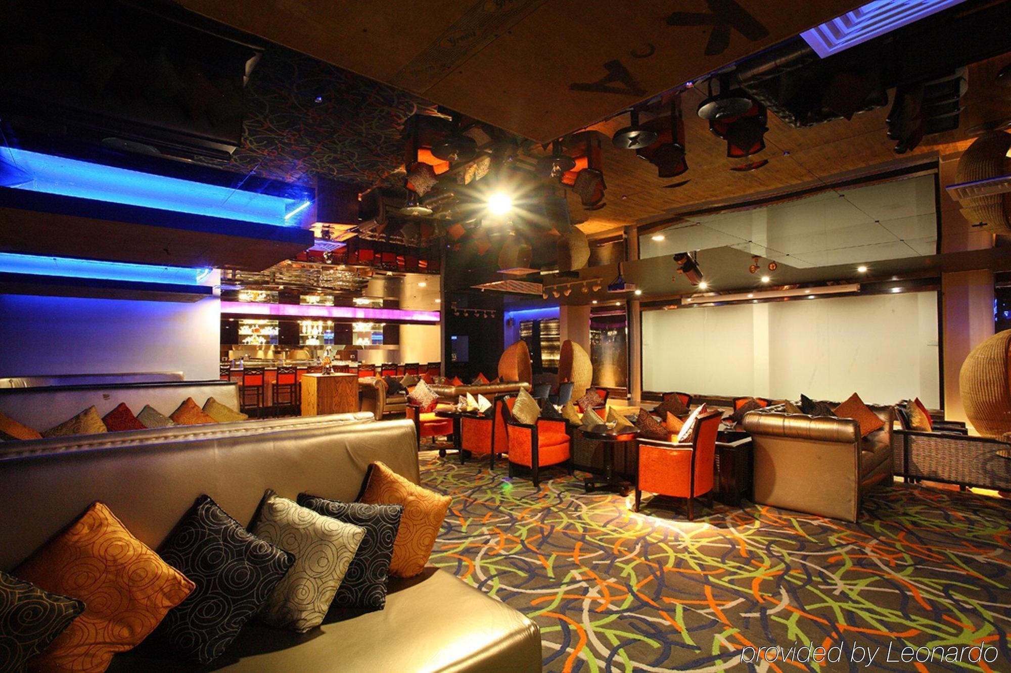 Radisson Blu Kochi Hotel Interieur foto The interior of the club