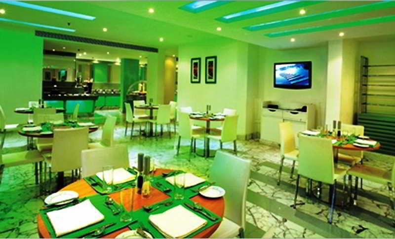 Radisson Blu Kochi Hotel Buitenkant foto The Green Restaurant
