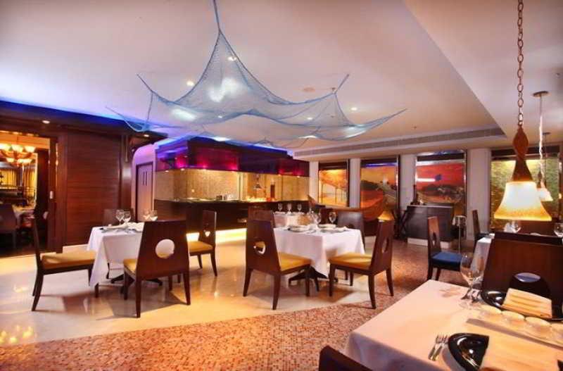 Radisson Blu Kochi Hotel Restaurant foto The interior of the restaurant