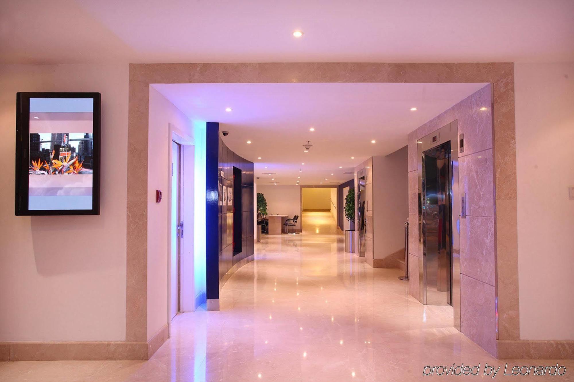 Radisson Blu Kochi Hotel Buitenkant foto The elevators