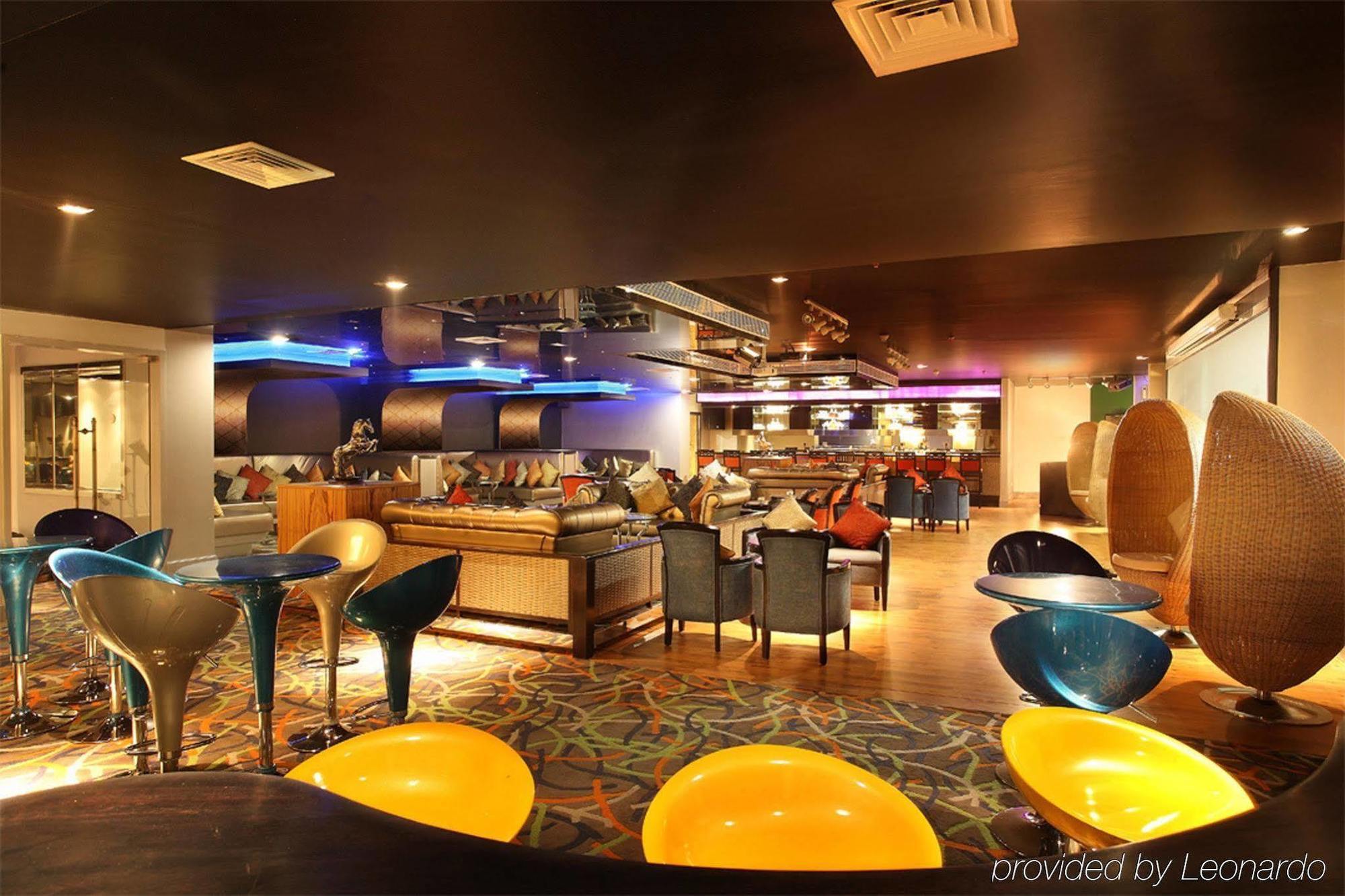 Radisson Blu Kochi Hotel Buitenkant foto The interior of the restaurant