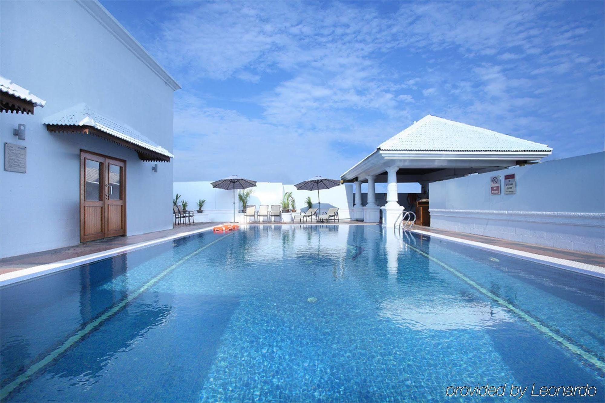Radisson Blu Kochi Hotel Faciliteiten foto Rooftop pool at the hotel