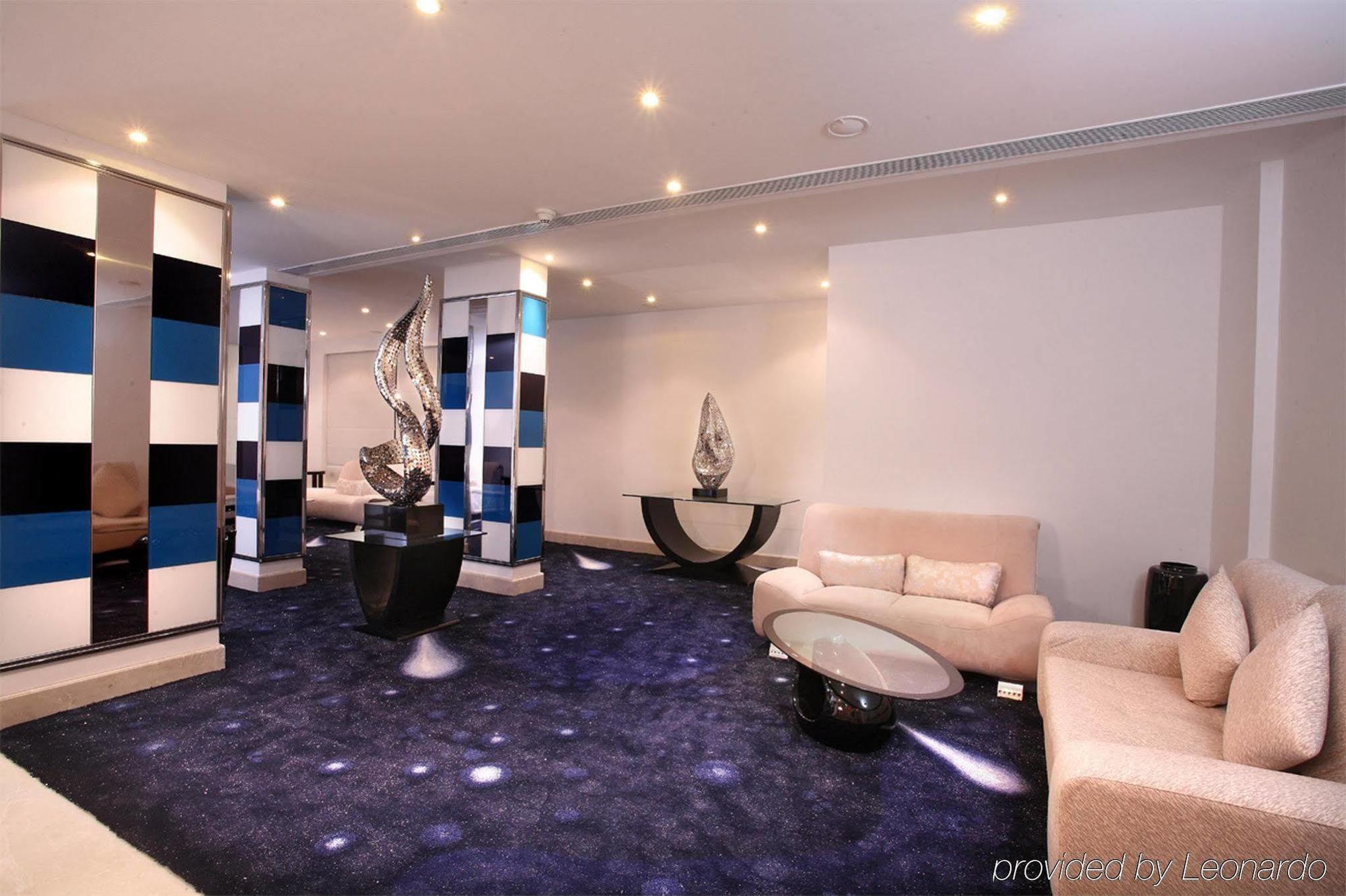 Radisson Blu Kochi Hotel Interieur foto The interior of the hotel