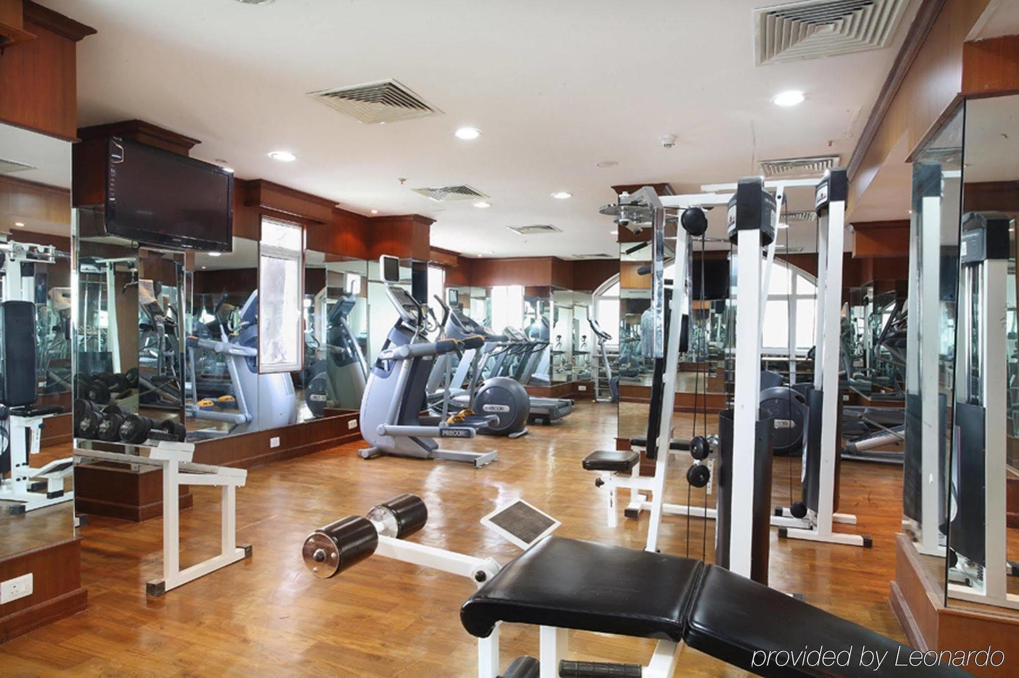 Radisson Blu Kochi Hotel Faciliteiten foto The gym at the hotel