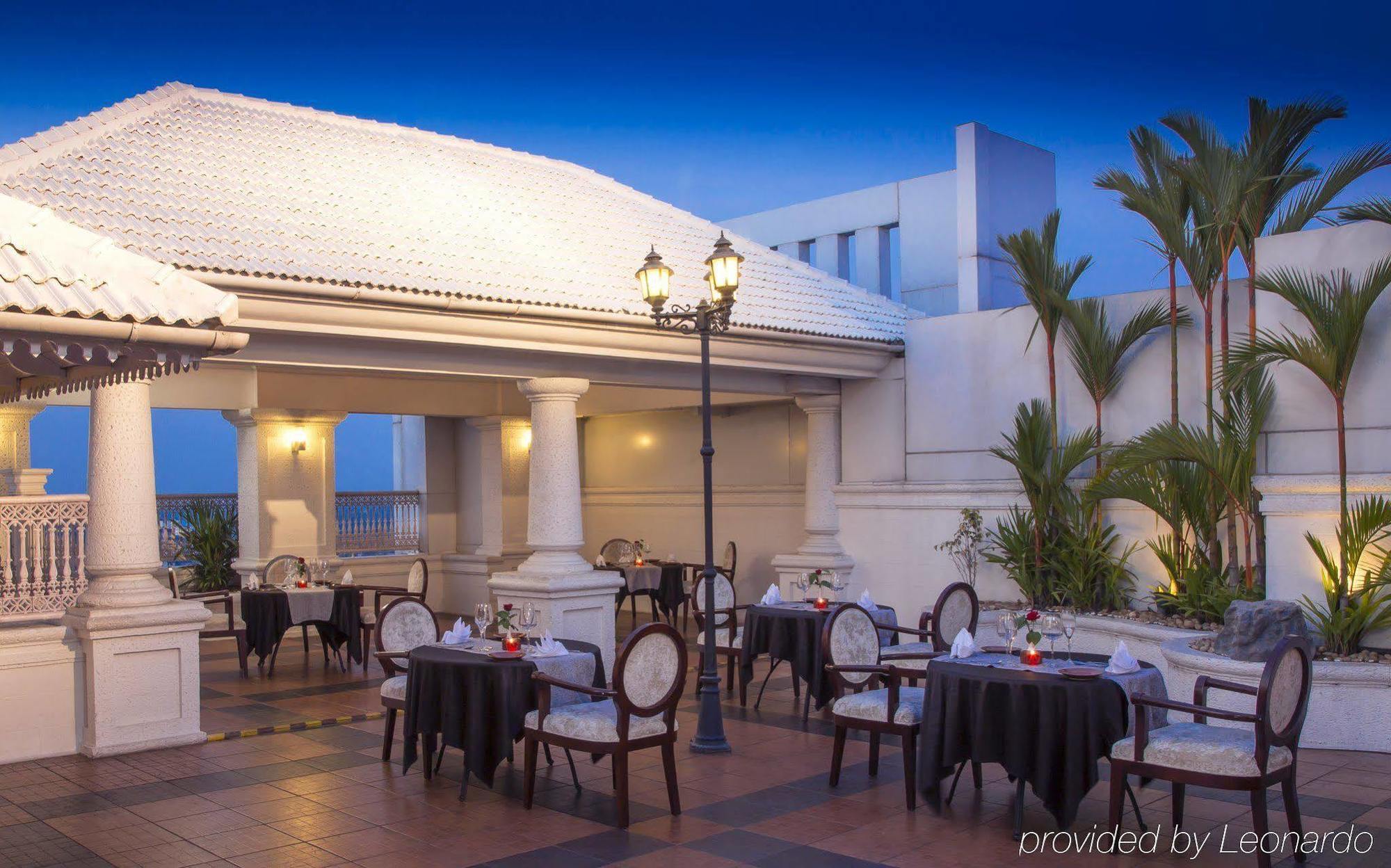 Radisson Blu Kochi Hotel Buitenkant foto The Terrace