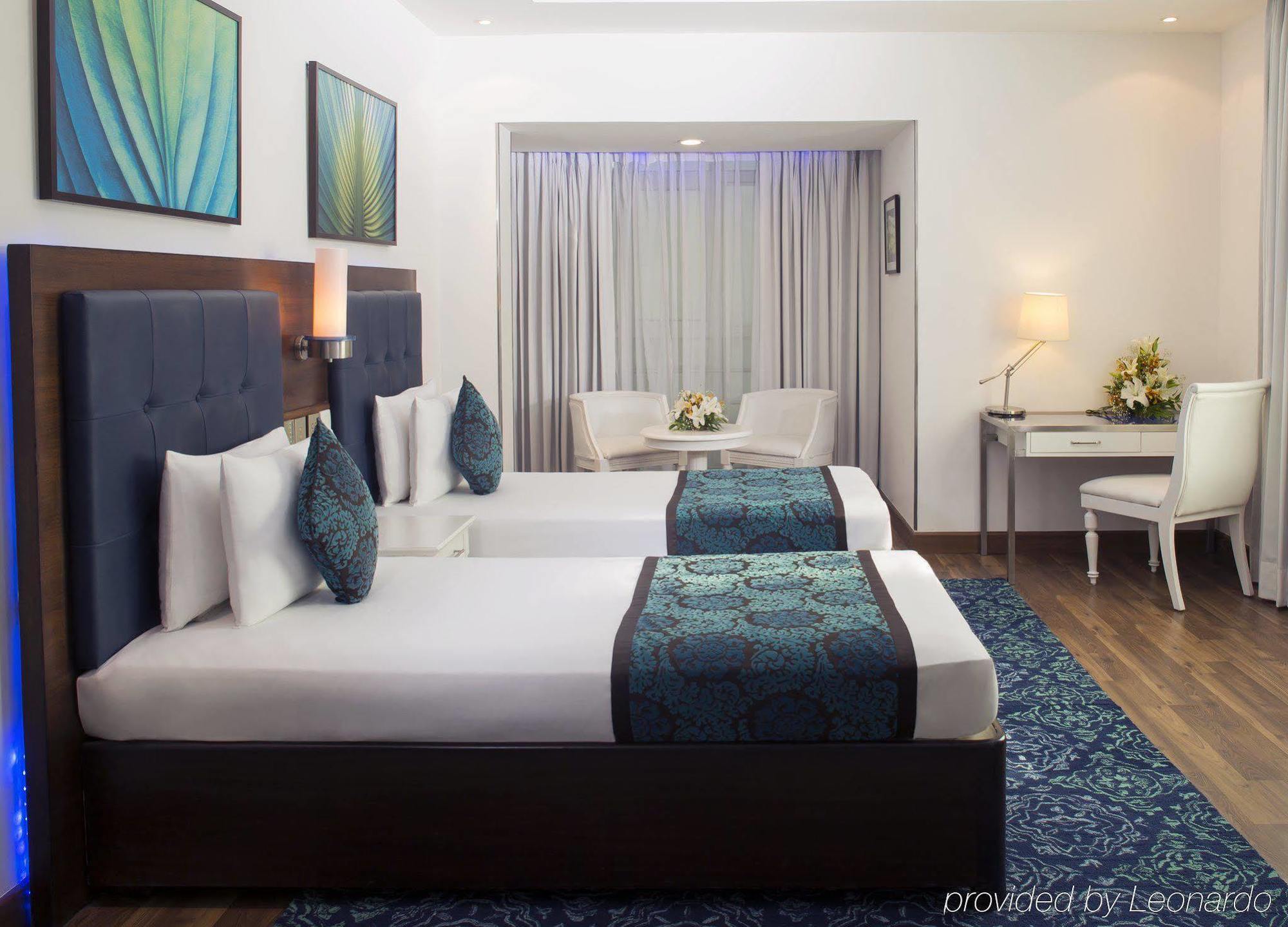 Radisson Blu Kochi Hotel Buitenkant foto Deluxe Room