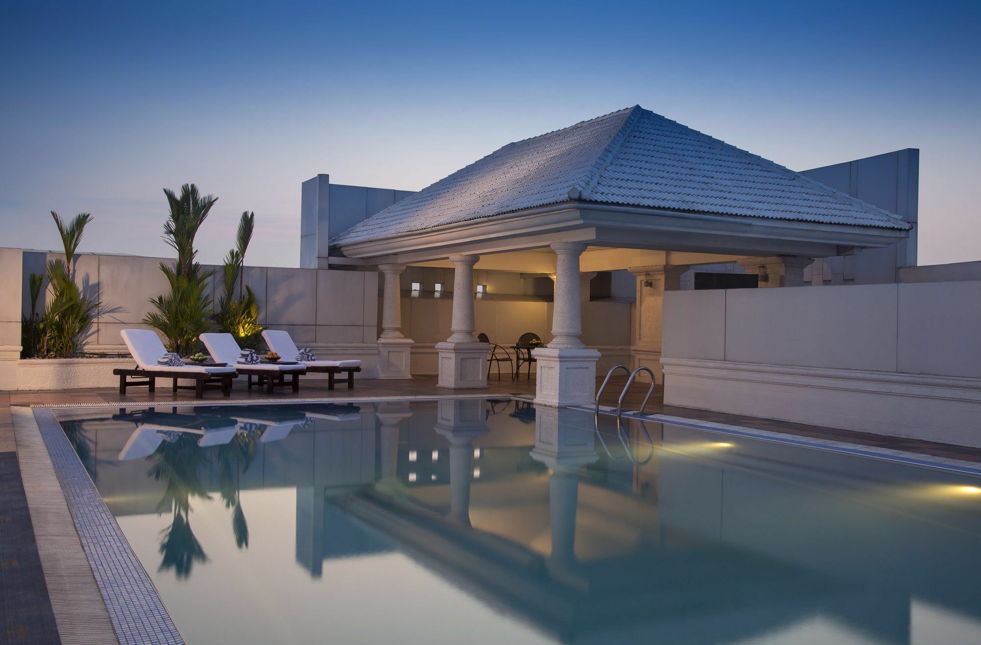 Radisson Blu Kochi Hotel Buitenkant foto The swimming pool at the hotel